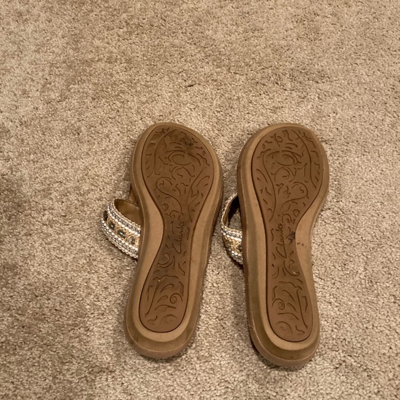 CLARKS thong sandals. Size 8. Tan with cream and silver embellishments. - Picture 2 of 4
